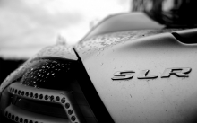 Значок SLR на крышке багажника Mercedes-Benz McLaren